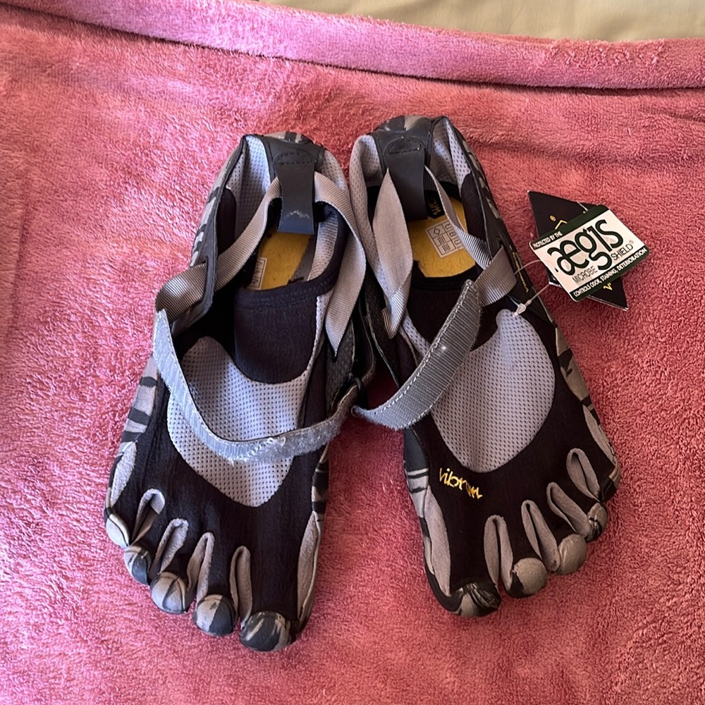 Vibram toe shoes never worn